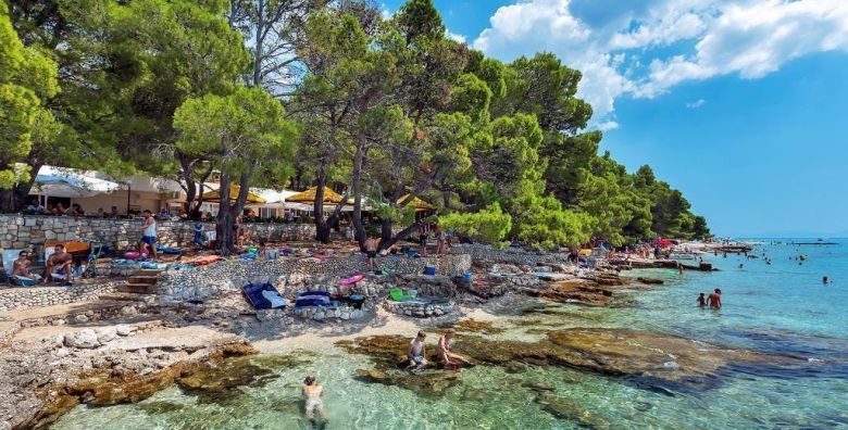 Alemaris Resort  Pozdrav ljetu u obnovljenom hotelu za velike obitelji Baska Voda Makarska rivijera Hrvatska  669 EUR  3x nocenje u Standard obiteljskoj sobi s balkonom na morskoj strani 2 povezane sobe za 4 osobe 2 djece do 11 99 godina besplatno  Polupansion buffet dorucak i vecera 
