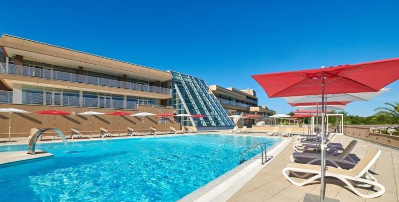 Hotel Molindrio Plava Laguna  Obiteljsko ljeto u Porecu Porec Istra Hrvatska  979 EUR  5x nocenje u Economy sobi za 2 osobe 1 dijete do 11 99 godina i 1 dijete do 4 99 godina besplatno  Polupansion