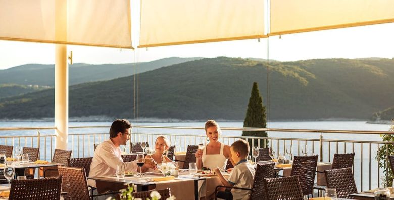 Valamar Sanfior Hotel  Obiteljski proljetni praznici u Rapcu Rabac Istra Hrvatska  423 EUR  2x nocenje u sobi „Room for 2 1 Seaside“ za 2 osobe 1 dijete do 11 99 godina besplatno  Polupansion s ukljucenim bezalkoholnim negaziranim picima iz sankomata tijekom obroka