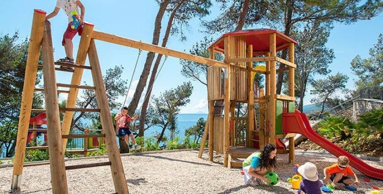 Valamar Sanfior Hotel  Obiteljski proljetni praznici u Rapcu Rabac Istra Hrvatska  491 EUR  2x nocenje u sobi „Junior Suite“ za 2 osobe 2 djece do 11 99 godina besplatno  Polupansion s ukljucenim bezalkoholnim negaziranim picima iz sankomata tijekom obroka
