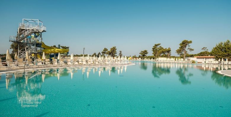 Zaton Holiday Resort  Zabavni odmor u mobilnim kucicama Deluxe Zaton Dalmacija Hrvatska  129 EUR  1x nocenje u trosobnoj mobilnoj kucici Deluxe za do 5 osoba 2 odrasle osobe i 3 djece do 17 99 godina  Koristenje bazenskog kompleksa grijanih bazena