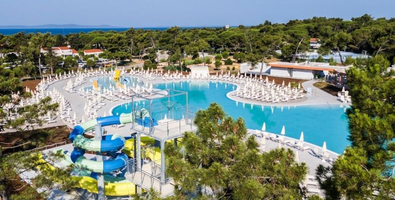 Zaton Holiday Resort  Zabavni obiteljski odmor u apartmanu Superior s polupansionom Zaton Dalmacija Hrvatska  186 EUR  1x nocenje u Superior apartmanu s jednom spavacom sobom za 2 osobe 2 djece do 17 99 godina besplatno  Polupansion buffet dorucak i vecera; toceno pice uz veceru 