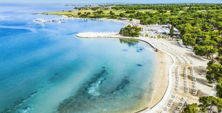 Zaton Holiday Resort  Zabavni obiteljski odmor u apartmanu Superior Zaton Dalmacija Hrvatska  122 EUR  1x nocenje u Superior apartmanu s jednom spavacom sobom za 2 osobe 2 djece do 17 99 godina besplatno  Koristenje bazenskog kompleksa grijanih bazena
