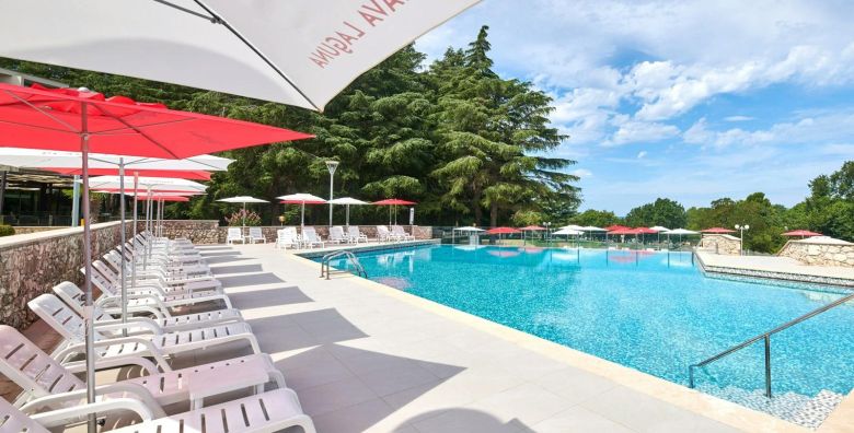 Hotel Mediteran Plava Laguna  Obiteljsko ljeto u Porecu Porec Istra Hrvatska  1 195 EUR  5x nocenje u dvokrevetnoj Classic sobi s dodatnim lezajem i balkonom za 2 osobe 1 dijete do 11 99 godina i 2 dijete do 4 99 godina besplatno  Polupansion