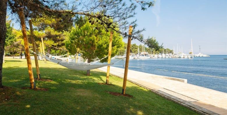 Hotel Mediteran Plava Laguna  Obiteljsko ljeto u Porecu Porec Istra Hrvatska  1 465 EUR  7x nocenje u dvokrevetnoj Classic sobi s dodatnim lezajem i balkonom za 2 osobe 1 dijete do 11 99 godina i 2 dijete do 4 99 godina besplatno  Polupansion