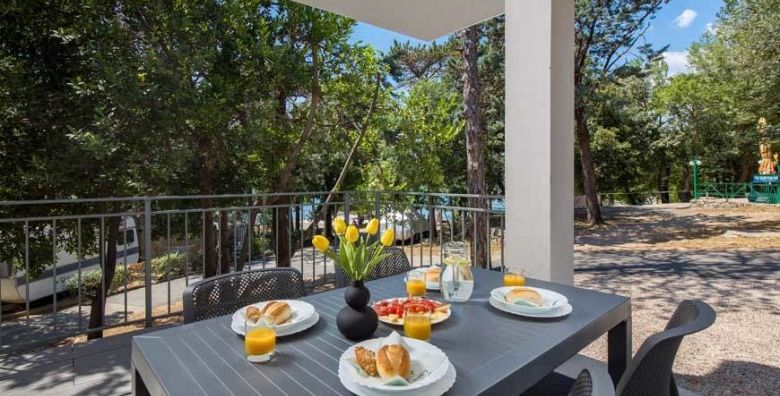 Holiday Homes Ostro Kraljevica  Lipanjska morska idila u srcu prirode Kraljevica Hrvatska  298 EUR  2x nocenje u dvoetaznoj kuci s dvije spavace sobe i sofom na razvlacenje  za do 5 osoba Boca pjenusca prilikom dolaska