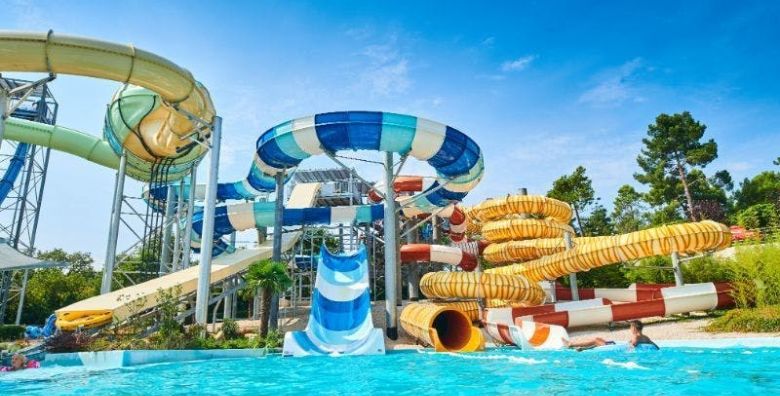 Aquapark Istralandia  Cjelodnevna ulaznica za odrasle  Srpanj i kolovoz Brtonigla Istra Hrvatska  35 EUR  1x cjelodnevna ulaznica za osobe iznad 120 cm Koristenje atrakcija i bazena vodenog parka Istralandia