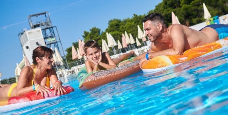Aquapark Istralandia  Cjelodnevna ulaznica za djecu  Lipanj i rujan Brtonigla Istra Hrvatska  29 EUR  1x cjelodnevna ulaznica za osobe od 90 cm do 120 cm Koristenje atrakcija i bazena vodenog parka Istralandia