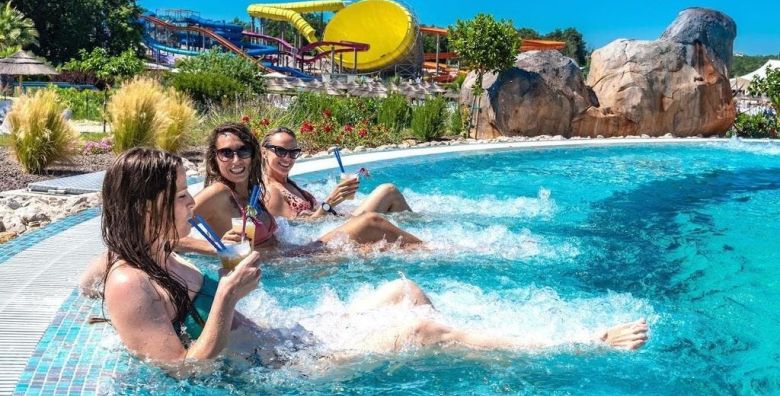 Aquapark Aquacolors  Cjelodnevna ulaznica za odrasle  Srpanj i kolovoz Porec Istra Hrvatska  35 EUR  1x cjelodnevna ulaznica za osobe iznad 120 cm Koristenje atrakcija i bazena vodenog parka Aquacolors