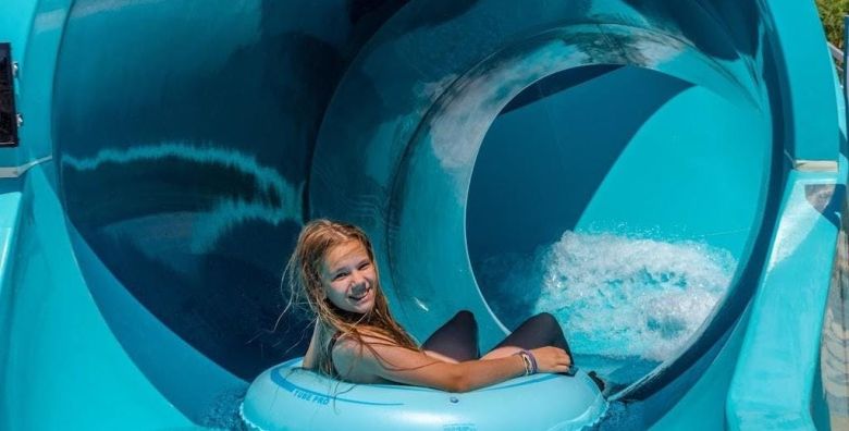 Aquapark Aquacolors  Cjelodnevna ulaznica za djecu  Lipanj i rujan Porec Istra Hrvatska  29 EUR  1x cjelodnevna ulaznica za osobe od 100 cm do 120 cm Koristenje atrakcija i bazena vodenog parka Aquacolors