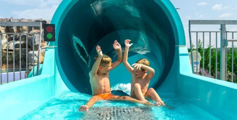 Aquapark Aquacolors  Cjelodnevna ulaznica za djecu  Srpanj i kolovoz Porec Istra Hrvatska  29 EUR  1x cjelodnevna ulaznica za osobe od 100 cm do 120 cm Koristenje atrakcija i bazena vodenog parka Aquacolors