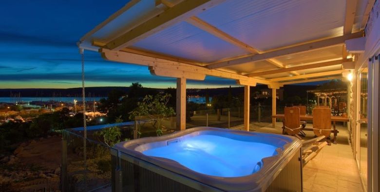 Holiday homes Kanajt  Wellness opustanje na Krku tijekom tjedna  Holiday Homes Deluxe sa jacuzzijem Punat otok Krk Hrvatska  477 EUR  2x nocenje u Holiday Homes Deluxe 4 2  sa jacuzzijem za 4 osobe Bogati buffet dorucak