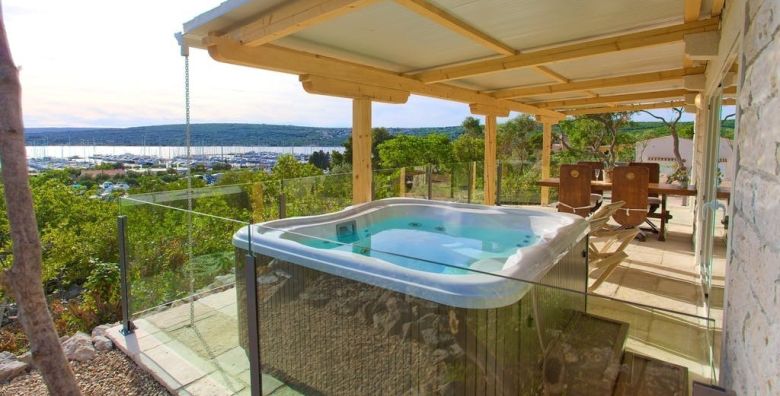 Holiday homes Kanajt  Wellness opustanje na Krku tijekom tjedna  Holiday Homes Deluxe sa jacuzzijem Punat otok Krk Hrvatska  644 EUR  3x nocenje u Holiday Homes Deluxe 4 2  sa jacuzzijem za 4 osobe Bogati buffet dorucak