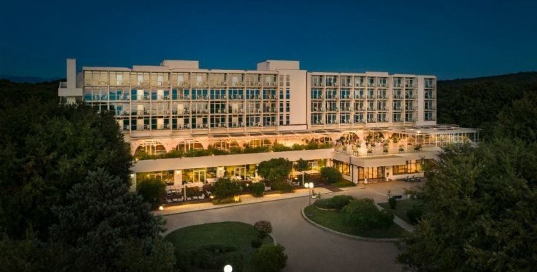 Magal Maradiso Hotel by Aminess  Rujan u Njivicama na Krku  Superior Junior Suite Njivice Krk Hrvatska  1 175 EUR  5x nocenje u Superior Junior Suiteu sa balkonom morska strana za 2 osobe 2 djece do 9 99 godina besplatno  Polupansion
