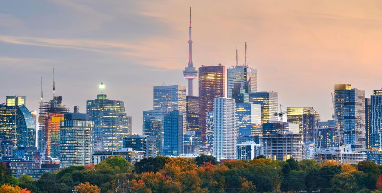 City break u Torontu Toronto Kanada  4 449 EUR  8x nocenje u hotelu za 2 odrasle osobe 2x povratna avio karta za direktni let Zagreb  Toronto  Zagreb