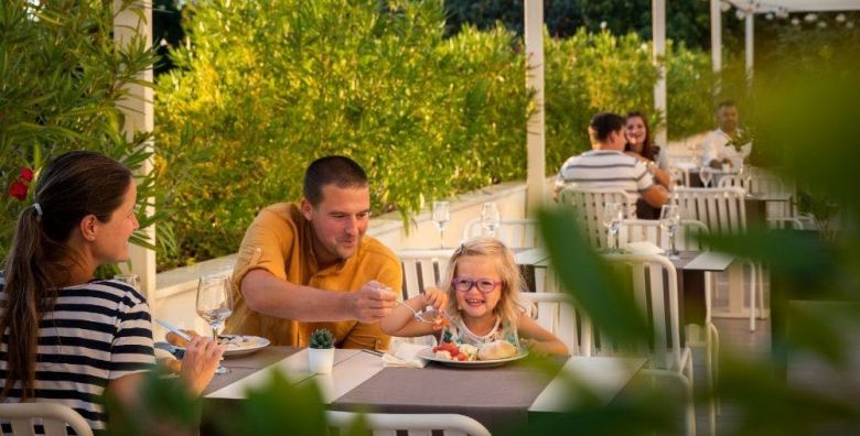 Magal Maradiso Hotel by Aminess  Rujan u Njivicama na Krku  Superior Junior Suite Njivice Krk Hrvatska  1 645 EUR  7x nocenje u Superior Junior Suiteu sa balkonom morska strana za 2 osobe 2 djece do 9 99 godina besplatno  Polupansion