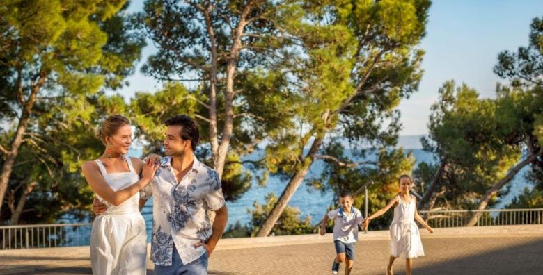 Valamar Sanfior Hotel  Obiteljsko wellness opustanje uz more u sarmantnom Rapcu Rabac Istra Hrvatska  361 EUR  2x nocenje u sobi „Junior Suite“ za 2 osobe 2 djece do 11 99 godina besplatno  Polupansion s ukljucenim bezalkoholnim negaziranim picima iz sankomata tijekom obroka