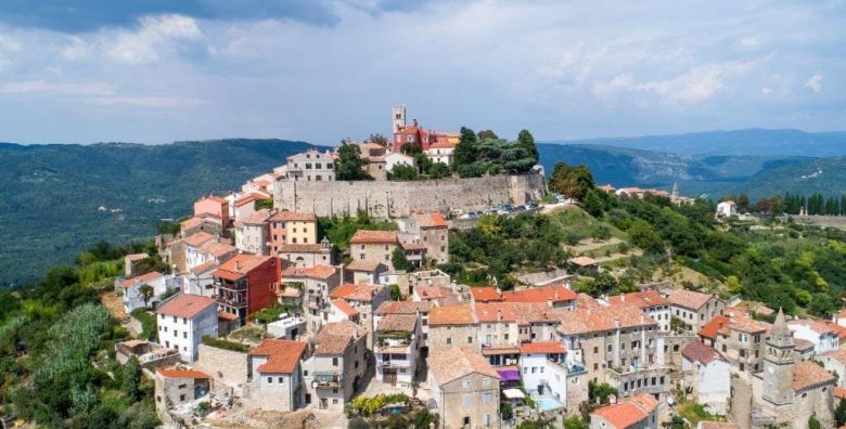 Casa Rossa  Bajkoviti odmor u Motovunu Motovun Istra Hrvatska  88 EUR  1x nocenje u dvokrevetnoj sobi za 2 osobe Bogati istarski dorucak iz odabranih lokalnih sastojaka za 2 osobe