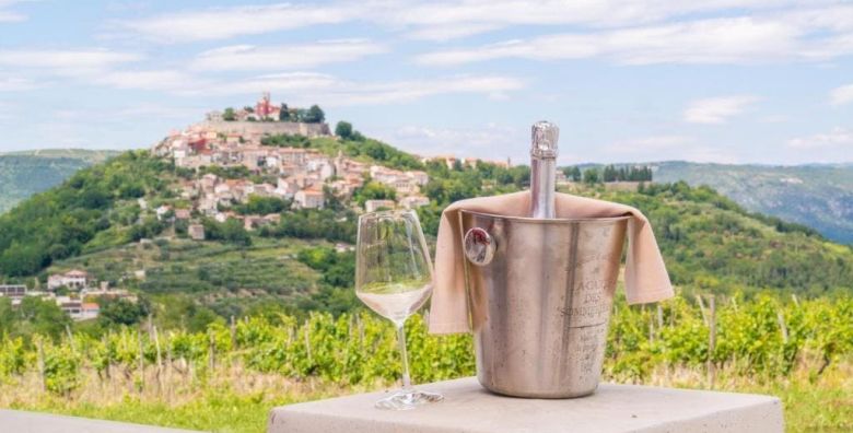 Casa Rossa  Bajkoviti odmor u Motovunu s ukljucenom vecerom i degustacijom vina Motovun Istra Hrvatska  219 EUR  2x nocenje u dvokrevetnoj sobi za 2 osobe Bogati istarski dorucak iz odabranih lokalnih sastojaka za 2 osobe