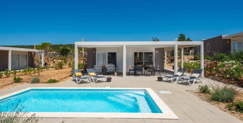 Terra Park Phalaris  Proljece u savrsenom kampu  Lapis Deluxe Holiday Home s bazenom Novalja Pag Dalmacija Hrvatska  299 EUR  2x nocenje u Lapis Deluxe Holiday Home za do 5 osoba 4 odrasle osobe i 1 dijete do 11 99 godina  Zavrsno ciscenje
