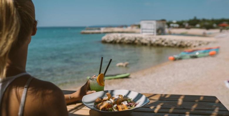 Terra Park Phalaris  Proljece u savrsenom kampu s polupansionom  Tamaris Premium Holiday Home s bazenom Novalja Pag Dalmacija Hrvatska  289 EUR  2x nocenje u Tamaris Premium Holiday Home za 2 osobe 2 djece do 4 99 godina besplatno  Polupansion