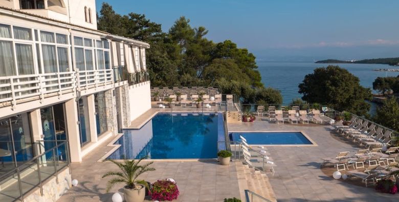 Hotel Malin  Wellness docek ljeta uz more na Krku  Suite s balkonom ili terasom Malinska otok Krk Hrvatska  466 EUR  2x nocenje u Suite u s balkonom ili terasom za 2 osobe 2 djece do 11 99 godina besplatno  Polupansion