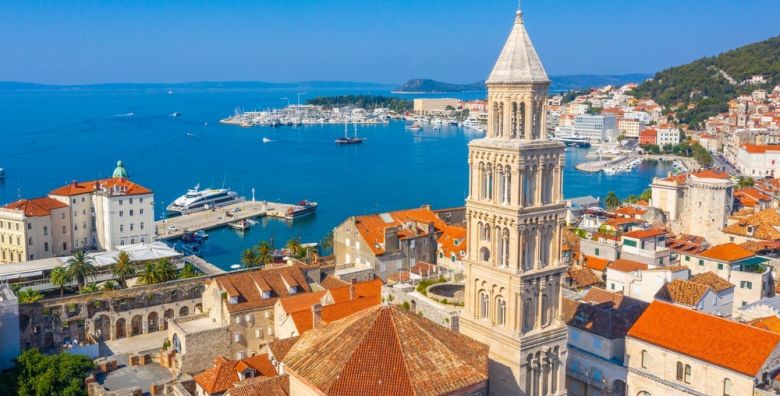 Hotel Batuda  Obiteljski odmor u Splitu u svibnju Split Dalmacija Hrvatska  235 EUR  2x nocenje u dvokrevetnoj sobi za 2 osobe 1 dijete do 6 godina besplatno  Dorucak