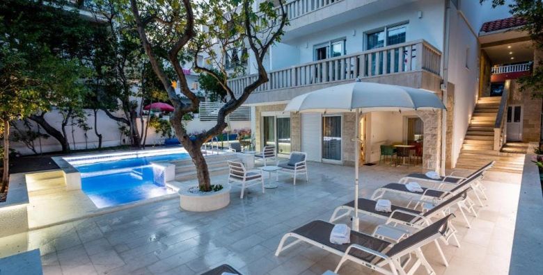 Villa Katarina  Proljetni odmor u Studio Comfort apartmanu u Makarskoj Makarska Makarska Rivijera Dalmacija Hrvatska  150 EUR  2x nocenje u Studio Comfort apartmanu s pogledom na bazen za 2 osobe 1 dijete do 11 99 godina besplatno  Koristenje vanjskog grijanog bazena i dvorista s lezaljkama i suncobranima