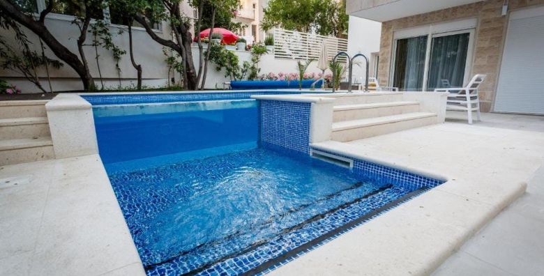 Villa Katarina  Proljetni odmor u Studio apartmanu u Makarskoj Makarska Makarska Rivijera Dalmacija Hrvatska  135 EUR  2x nocenje u Studio apartmanu s pogledom na bazen i balkonom za 2 osobe 1 dijete do 11 99 godina besplatno  Koristenje vanjskog grijanog bazena i dvorista s lezaljkama i suncobranima