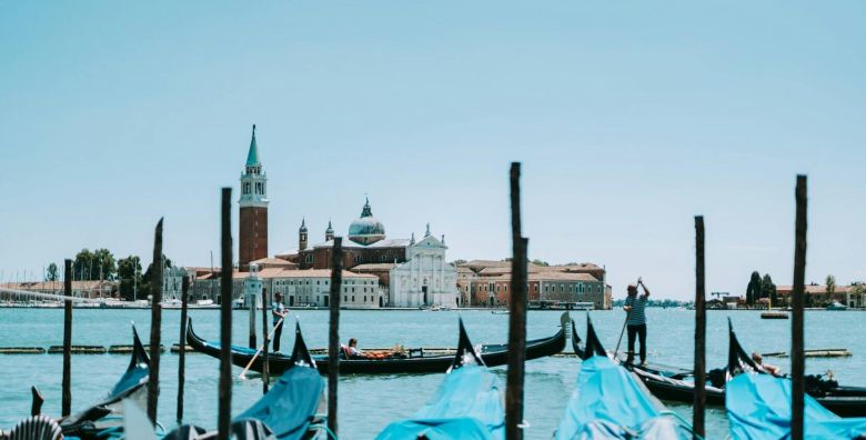 Katamaranom u Veneciju  Karta za odraslu osobu Venecija Italija  79 EUR  Jednodnevni izlet u Veneciju katamaranom za 1 osobu iznad 12 godina Cijena karte