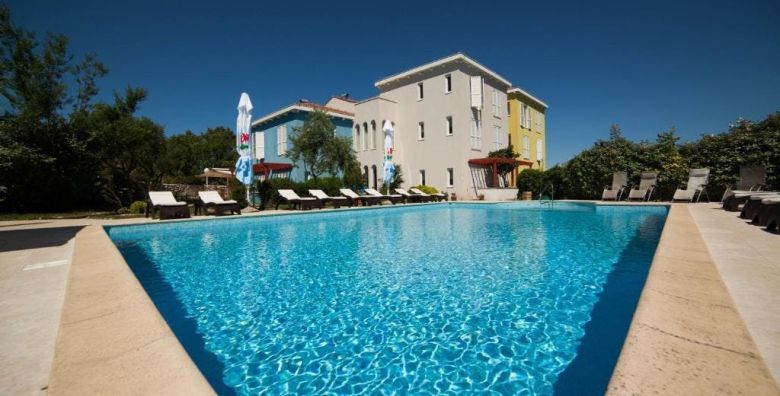 Hotel Manora  Odmor na Malom Losinju Nerezine Mali Losinj Hrvatska  249 EUR  2x nocenje u dvokrevetnoj Standard sobi za 2 osobe 1 dijete do 11 99 godina i 1 dijete do 2 99 godina besplatno  Bogat i hranjiv buffet dorucak