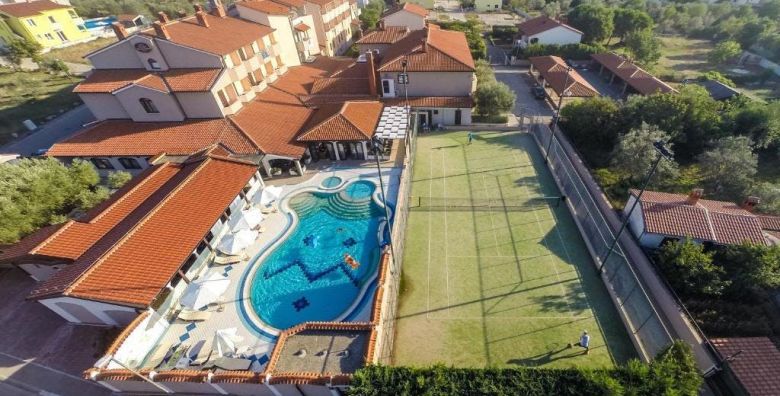 Hotel Villa Letan  Romanticno ili obiteljsko ljeto Peroj Istra Hrvatska  777 EUR  5x nocenje u dvokrevetnoj sobi s balkonom za 2 osobe 1 dijete do 2 99 godina i 1 dijete do 11 99 godina besplatno  Polupansion