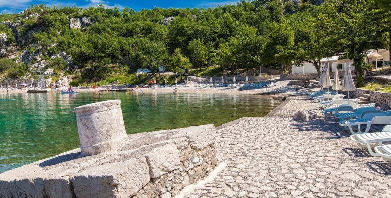 Holiday resort Kacjak  Ljeto za parove Kacjak Hrvatska  749 EUR  7x nocenje u Standard dvokrevetnoj sobi s balkonom na morskoj strani za 2 osobe Polupansion
