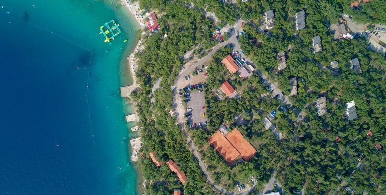 Holiday resort Kacjak  Ljeto za parove Kacjak Hrvatska  645 EUR  5x nocenje u Standard dvokrevetnoj sobi s balkonom na morskoj strani za 2 osobe Polupansion
