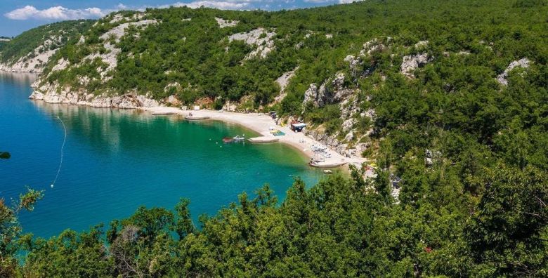 Holiday resort Kacjak  Ljeto za parove  Posebna akcija Kacjak Hrvatska  765 EUR  7x nocenje u Standard dvokrevetnoj sobi s balkonom na morskoj strani za 2 osobe Polupansion