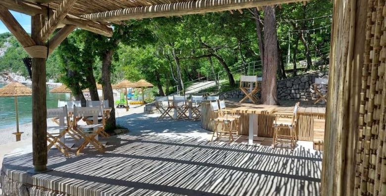 Holiday resort Kacjak  Ljeto za obitelji  Posebna akcija Kacjak Hrvatska  298 EUR  3x nocenje u trokrevetnoj sobi s balkonom na morskoj strani za 2 osobe 1 dijete do 11 99 godina besplatno  Polupansion