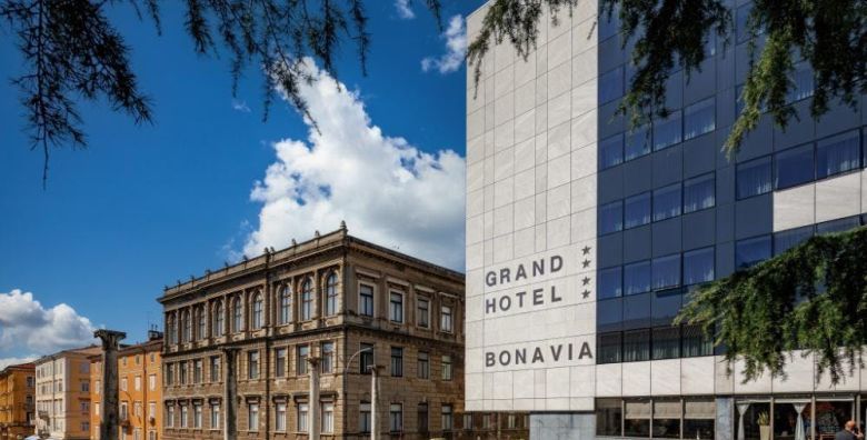 Grand Hotel Bonavia Rijeka  Proljece i 1 svibanj u Rijeci  Standard soba Rijeka Hrvatska  240 EUR  2x nocenje u dvokrevetnoj Standard sobi za 2 osobe Dorucak