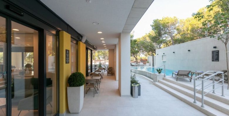 Hotel Antonio Makarska  Odmor u lipnju u Dalmaciji Makarska Dalmacija Hrvatska  260 EUR  2x nocenje u dvokrevetnoj Standard sobi za 2 osobe Dorucak