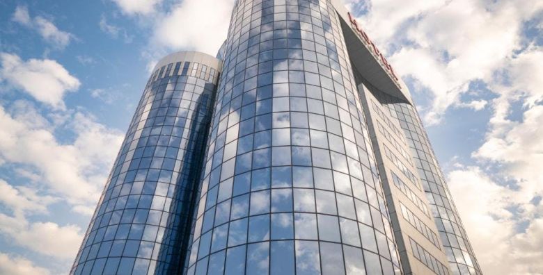Radon Plaza Hotel  Odmor u Sarajevu Sarajevo Bosna i Hercegovina  260 EUR  2x nocenje u dvokrevetnoj Deluxe sobi za 2 osobe 1 dijete do 6 godina besplatno  Polupansion u jedinstvenom rotirajucem restoranu Plava Prizma s panoramskim pogledom na grad