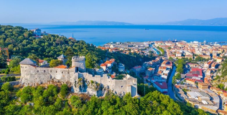 Grand Hotel Bonavia Rijeka  Ljeto u Rijeci  Superior soba Rijeka Hrvatska  310 EUR  2x nocenje u dvokrevetnoj Superior sobi za 2 osobe Dorucak