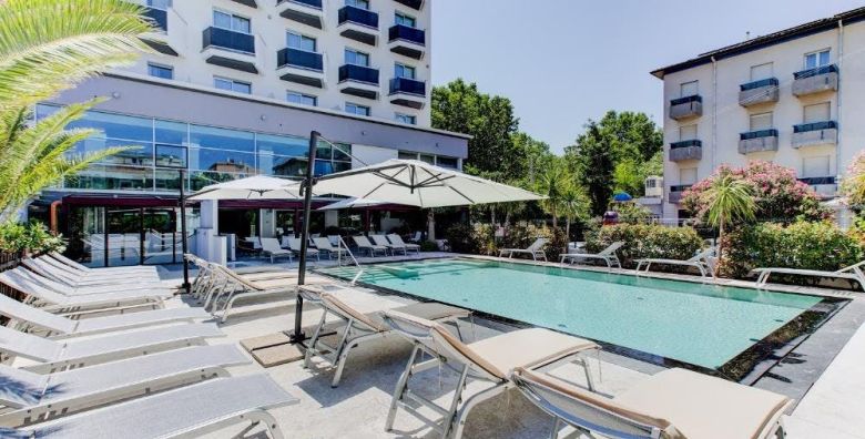 Hotel Due Mari Miramare Rimini Italija  599 EUR  5x nocenje u dvokrevetnoj Superior sobi s balkonom za 2 osobe 1 dijete do 12 99 godina besplatno  Polupansion