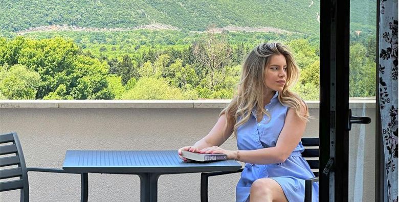Hotel Opera  Obiteljski odmor na crnogorskoj obali Prijevor Jaz Crna Gora  241 EUR  2x nocenje u trokrevetnoj sobi za 2 osobe dijete do 12 godina besplatno  Polupansion