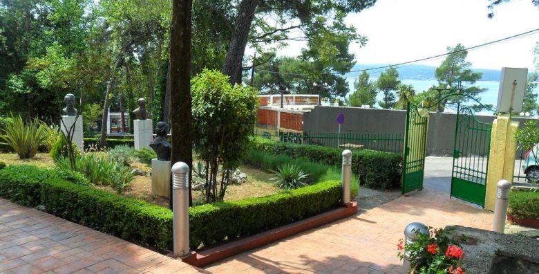 Hotel Vila Ruzica  Prvomajski praznici ili aktivni svibanjski vikend u Crikvenici Crikvenica Hrvatska  276 EUR  2x nocenje u dvokrevetnoj sobi park strana za 2 osobe Polupansion