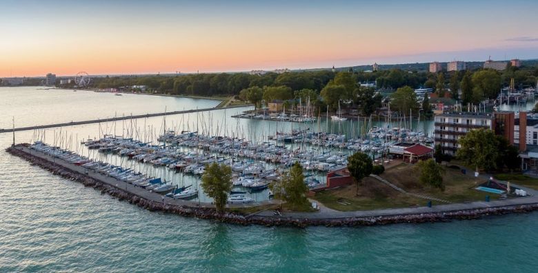 Hotel Sirály  Odmor uz jezero Balaton Balatonelle Madjarska  484 EUR  4x nocenje u dvokrevetnoj sobi za 2 osobe Dorucak