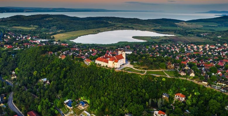 Hotel Sirály  Odmor uz jezero Balaton Balatonelle Madjarska  653 EUR  6x nocenje u dvokrevetnoj sobi za 2 osobe Dorucak