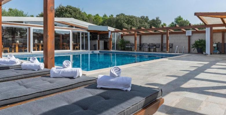 Aparthotel Plat  Proljetni odmor u Dalmaciji Kozino Dalmacija Hrvatska  270 EUR  3x nocenje u Deluxe dvokrevetnoj sobi za 2 osobe Dorucak