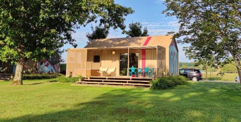 Magnolia House by the river  Last minute odmor na rijeci Kupi  Mobilna kucica BB4 Gradac Slovenija  272 EUR  2x nocenje u opremljenim mobilnim kucicama  Magnolia BB4 za do 5 osoba Posteljinu i rucnike