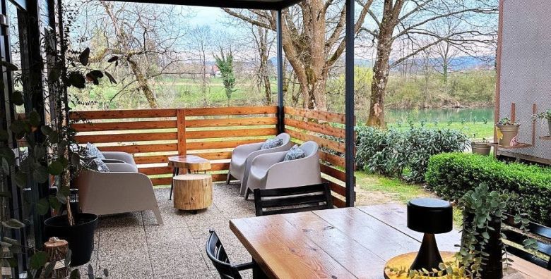 Magnolia House by the river  Last minute odmor na rijeci Kupi  Mobilna kucica Magnolia Gradac Slovenija  256 EUR  2x nocenje u opremljenim mobilnim kucicama  Magnolia za do 6 osoba 4 odrasle osobe i 2 djece do 15 99 godina ili 5 odraslih osoba  Posteljinu i rucnike