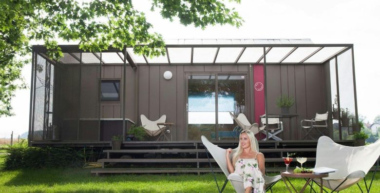 Magnolia House by the river  Last minute odmor na rijeci Kupi  Mobilna kucica BB2 Gradac Slovenija  360 EUR  3x nocenje u opremljenim mobilnim kucicama  Magnolia BB2 za 2 osobe Posteljinu i rucnike
