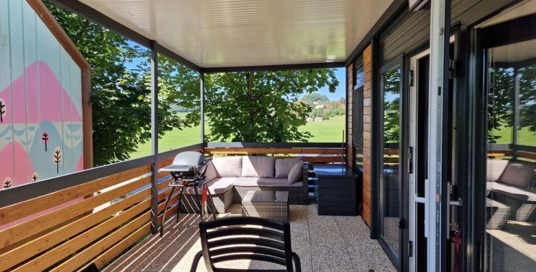 Magnolia House by the river  Last minute odmor na rijeci Kupi  Mobilna kucica Magnolia Gradac Slovenija  360 EUR  3x nocenje u opremljenim mobilnim kucicama  Magnolia za do 6 osoba 4 odrasle osobe i 2 djece do 15 99 godina ili 5 odraslih osoba  Posteljinu i rucnike